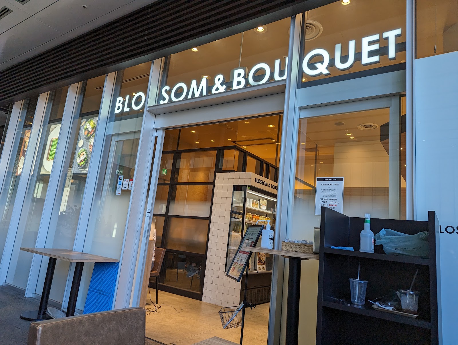 BLOSSOM & BOUQUET 秋葉原ＵＤＸ店の風景