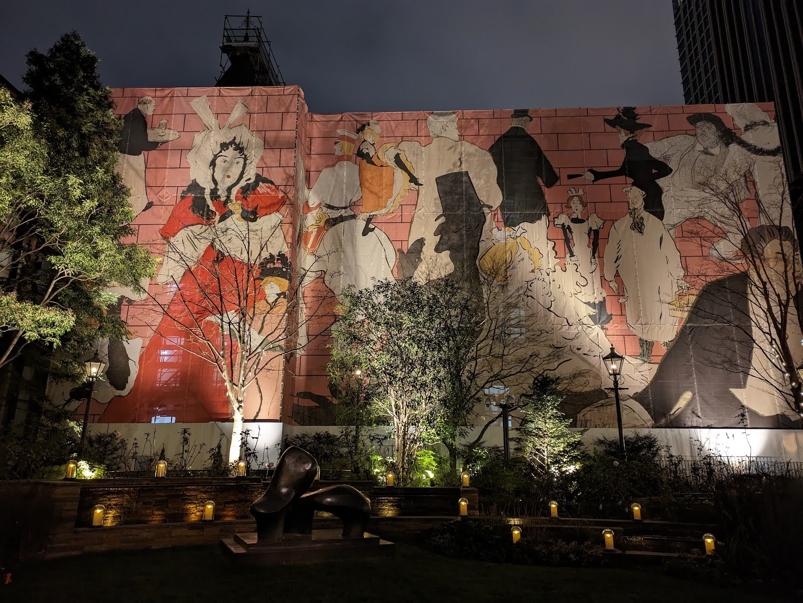 三菱一号館美術館 ロートレック作品をモチーフとした大型仮囲い装飾の風景