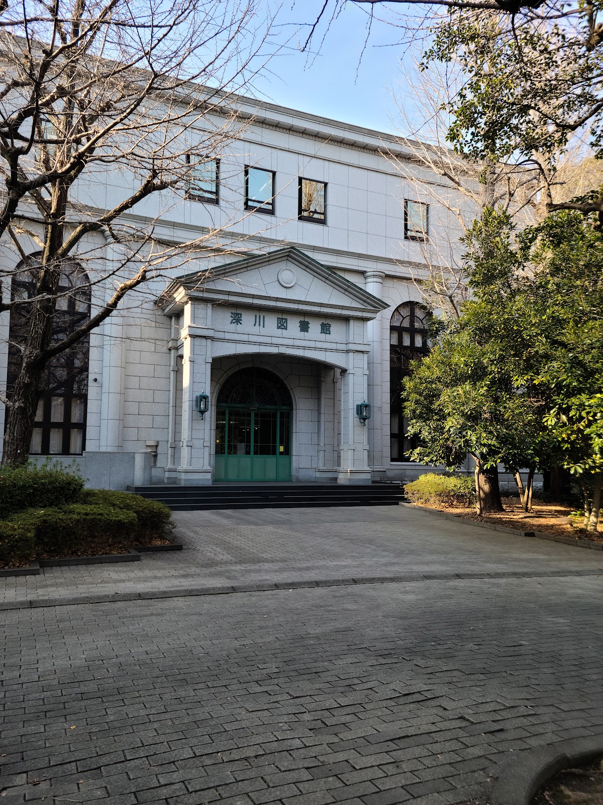 江東区立深川図書館にて