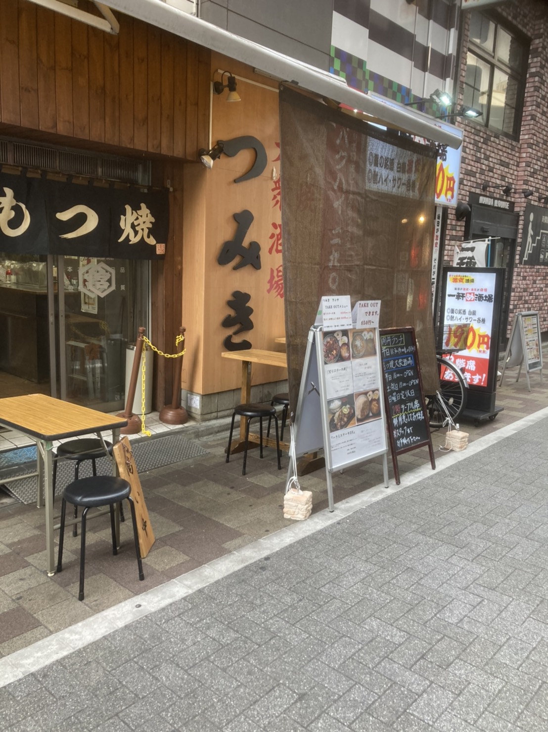 もつ焼きつみき神田駅前店高架下1F・2Fの風景