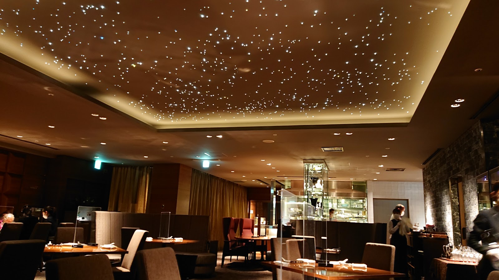 THE DINING シノワ 唐紅花&鉄板フレンチ 蒔絵（カラクレナイ マキエ）の風景