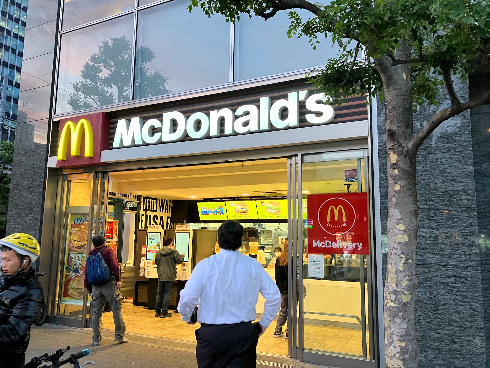 マクドナルド 秋葉原駅前店にて