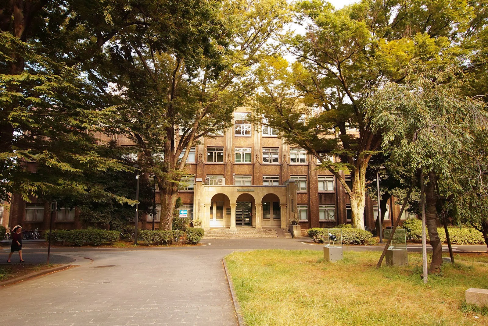 工6号館図書室 東京大学工学・情報理工学図書館にて