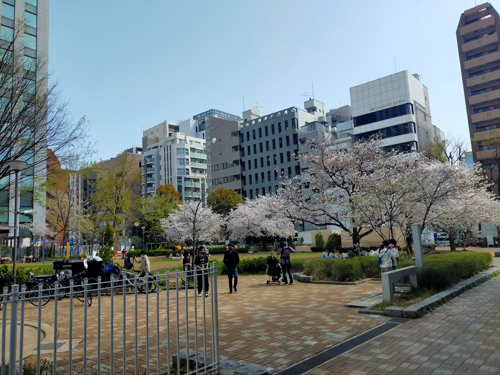 千代田区立ちよだパークサイドプラザ区民図書室の風景