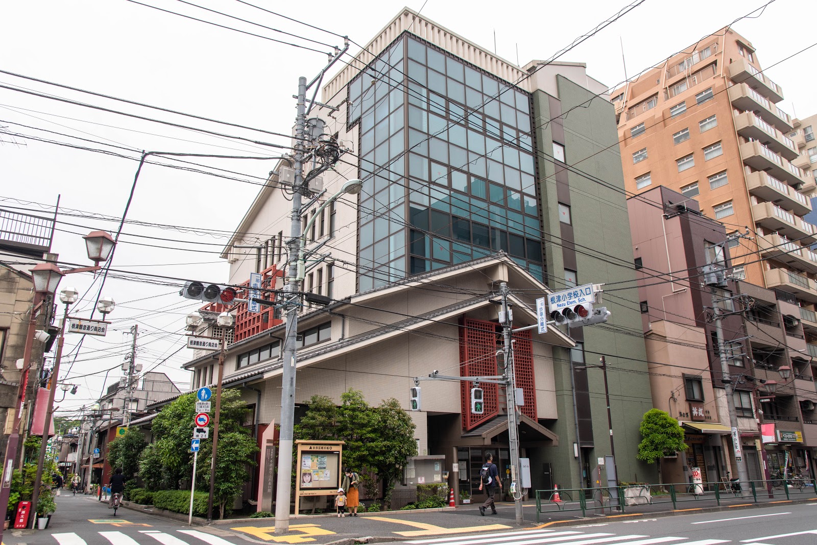 文京区立根津図書室にて