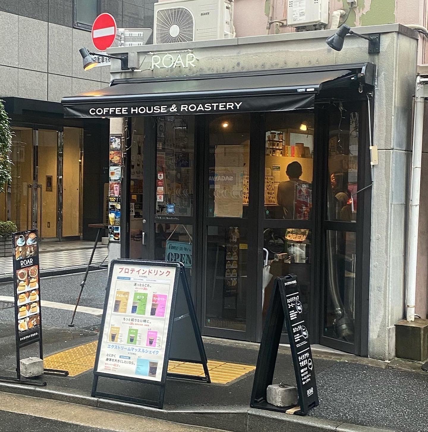 ROAR COFFEEHOUSE & ROASTERY Tokyo Hatchoboriにて