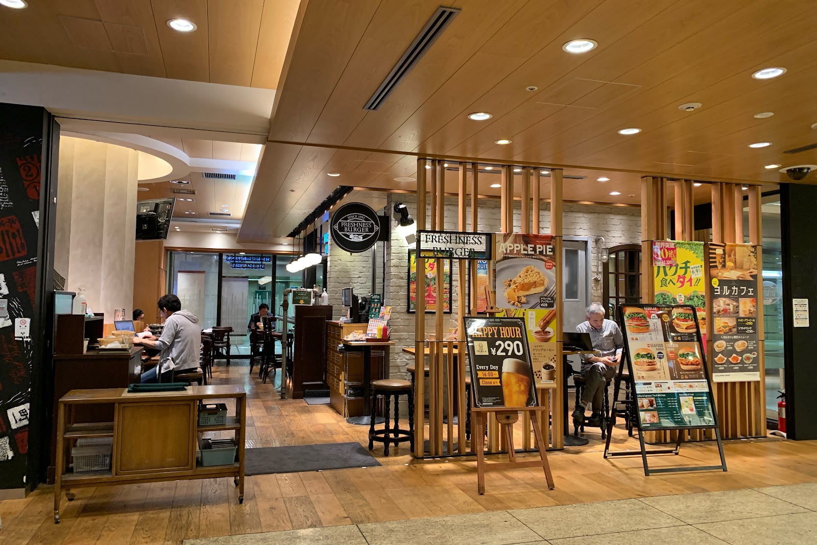 フレッシュネスバーガー日本橋三井タワーの写真