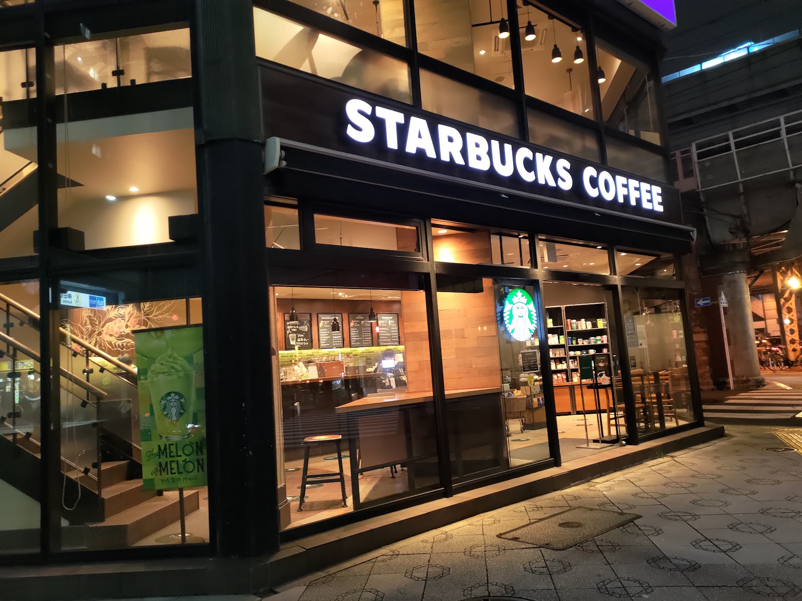 スターバックス コーヒー 神田駅前店にて