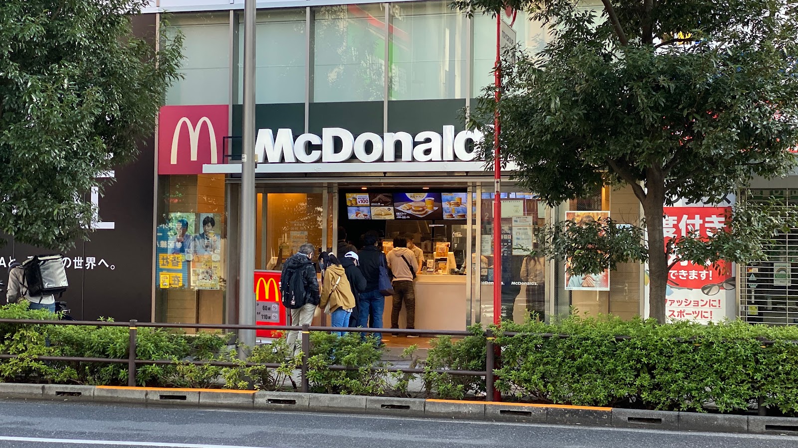 マクドナルド ビックカメラＡＫＩＢＡ店の風景